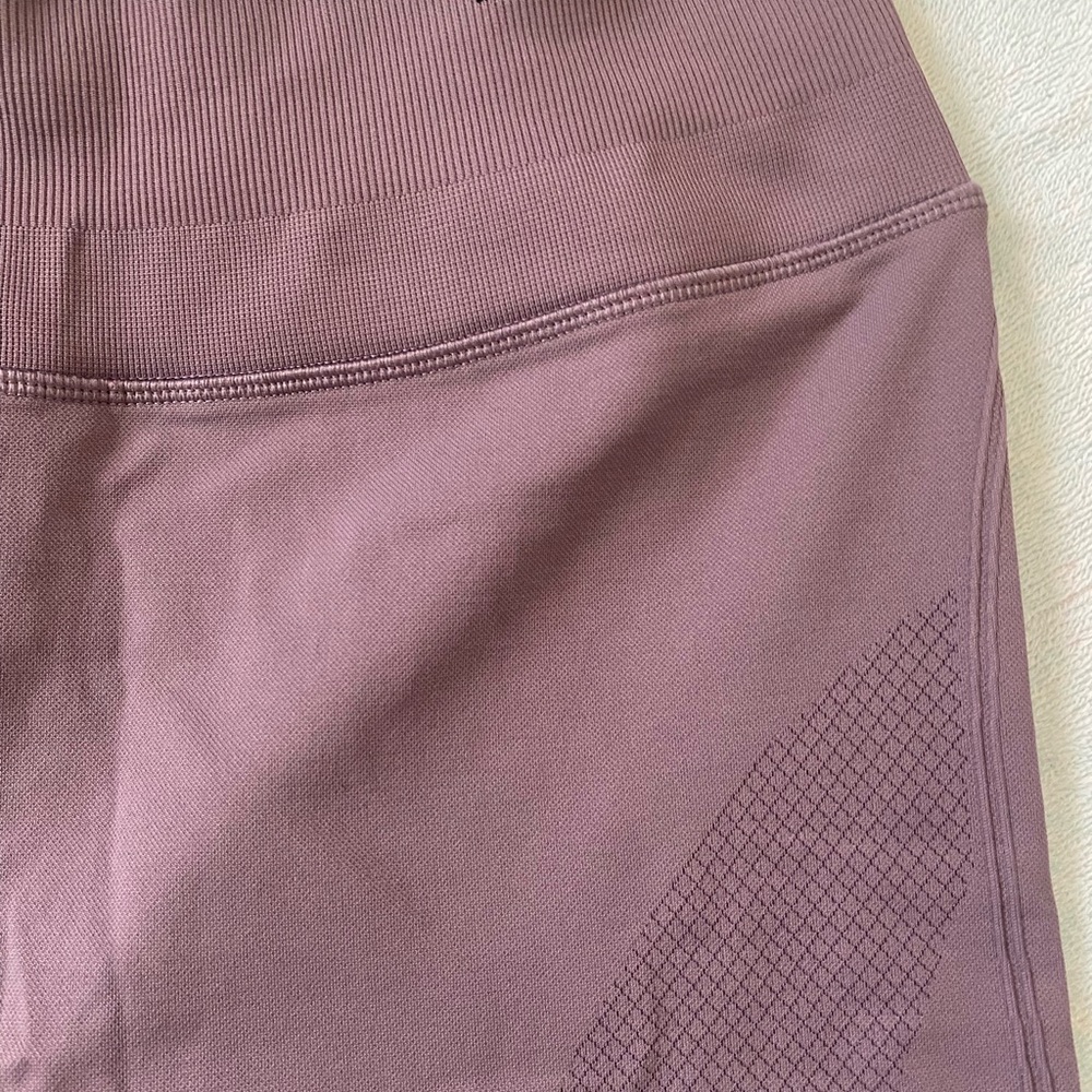 Lululemon Athletica Mauve and Black Leggings - Picture 4 of 6